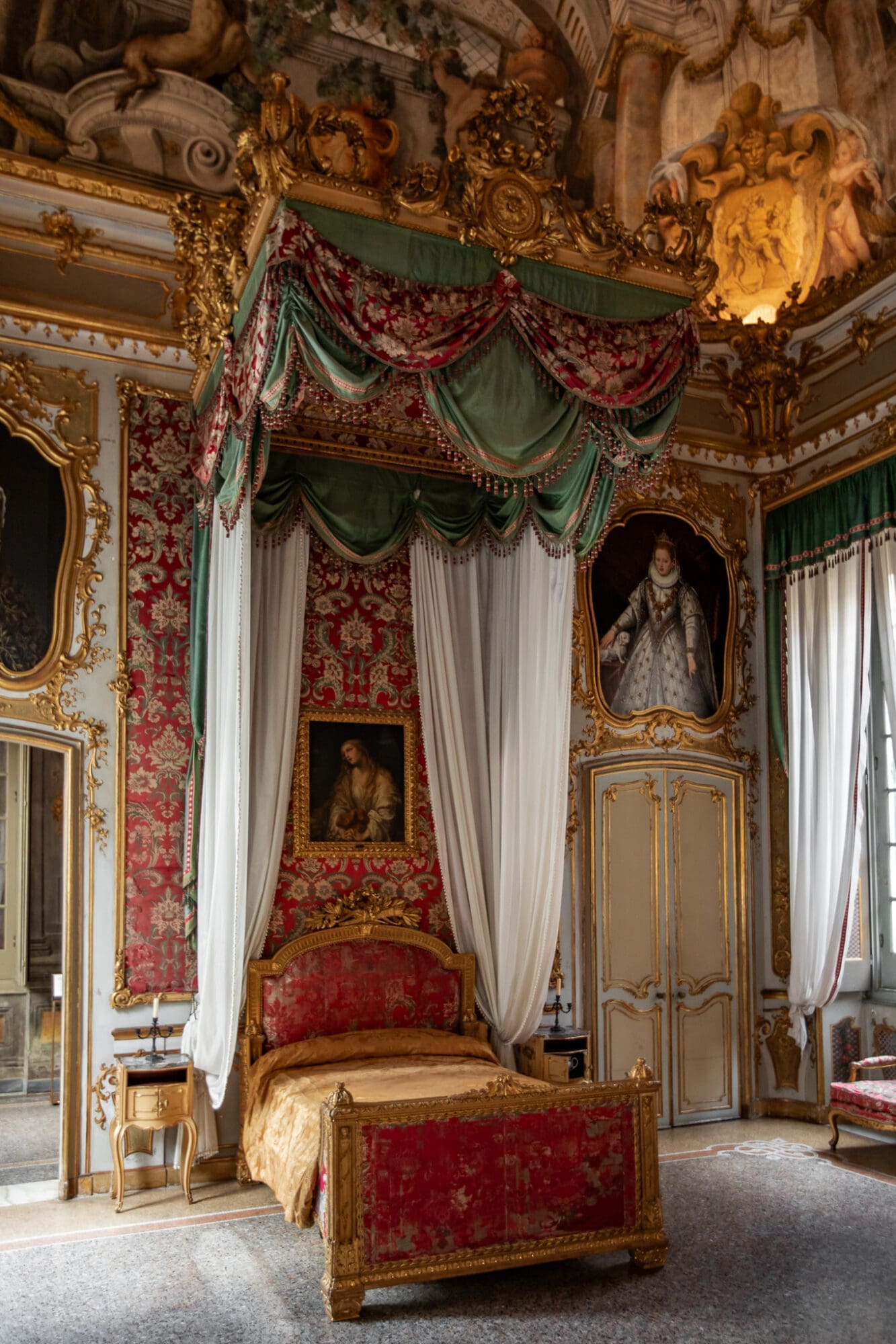 Things to do in Genoa - Palazzo Reale Interiors Bedroom